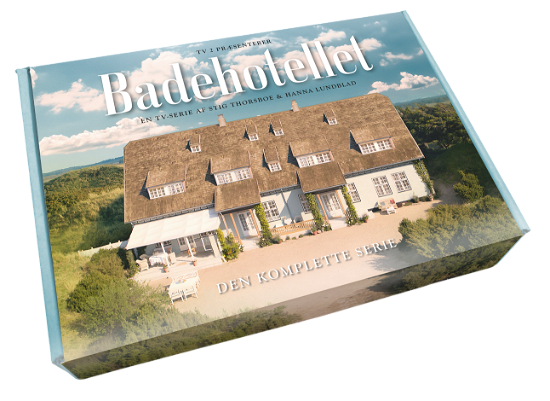 Cover for Badehotellet · Badehotellet - Den Komplette Serie (Sæson 1-10) (Blu-ray) [Box Set edition] (2024)