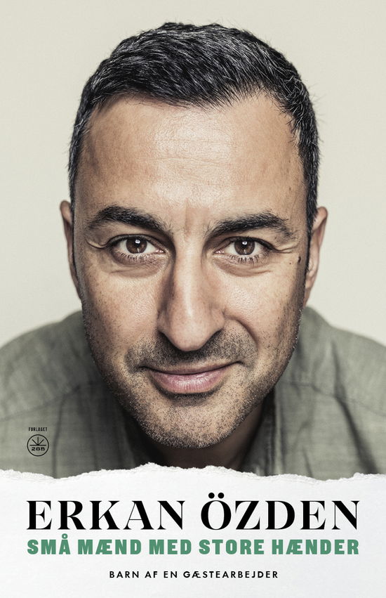 Cover for Erkan Özden · Små mænd med store hænder (Sewn Spine Book) [1st edition] (2025)