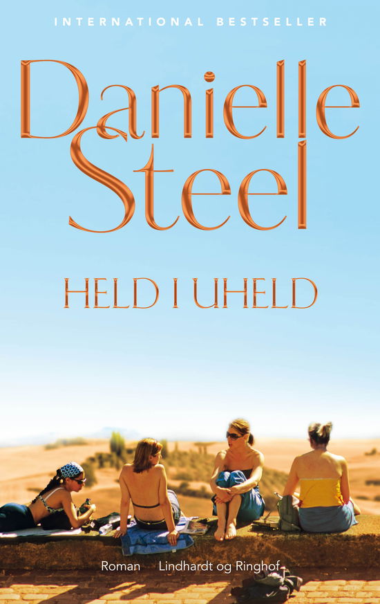 Cover for Danielle Steel · Held i uheld (Hæftet bog) [1. udgave] (2025)