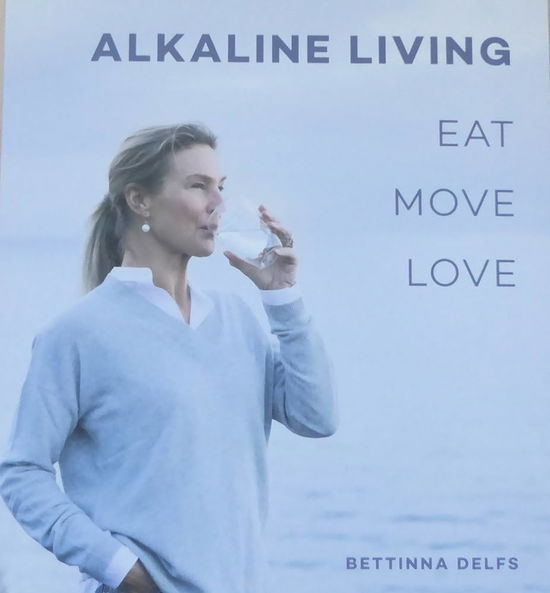 Alkaline living: eat, move, love - Bettinna Delfs - Livres - Alkaline Living - 9788799906345 - 2017