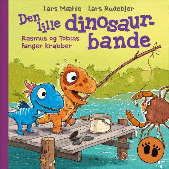 Cover for Lars Mæhle · Den lille dinosaurbande – Rasmus og Tobias fanger krabber (Inbunden Bok) [1:a utgåva] (2024)