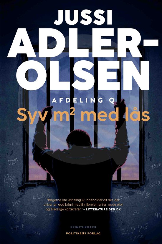 Cover for Jussi Adler-Olsen · Afdeling Q: Syv m2 med lås (Hardcover Book) [4. Painos] (2024)