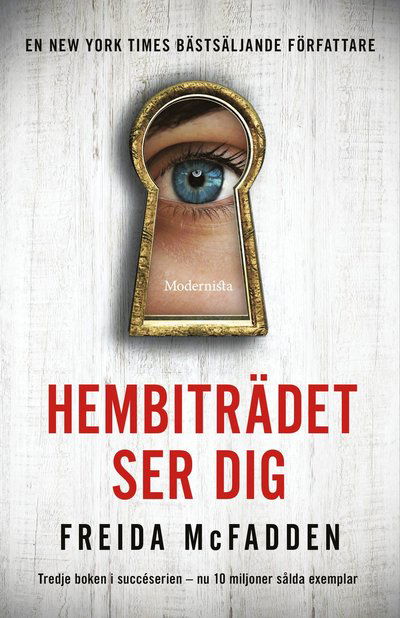 Cover for Freida McFadden · Hembiträdet ser dig (Hardcover Book) (2025)